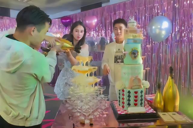 赌王幼女何超欣迎25岁生日,俩兄长倒香槟为幺妹庆祝,四太赠豪礼