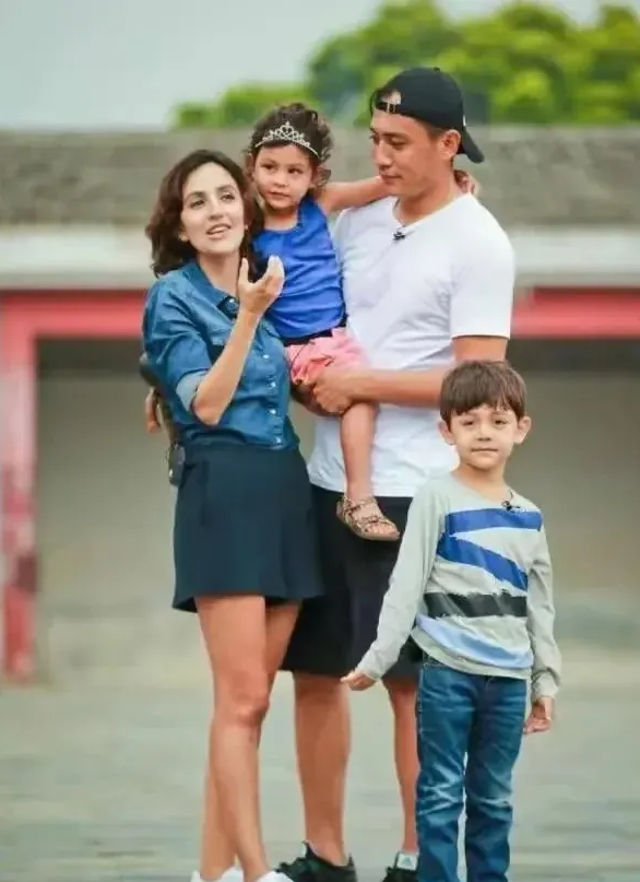 46岁刘烨一家四口拍全家福,一家人打扮朴素接地气,混血儿女颜值高很可爱