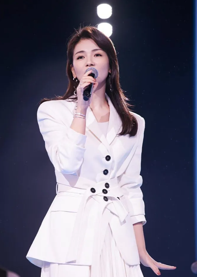 唐嫣又嫩了，刘涛变美了，但我却被佟丽娅惊艳了