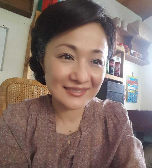 她13岁就出道,当红时遭3名歹徒绑架被劫财劫色,如今57岁仍未婚