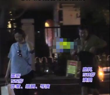 影帝廖凡与妻子现街头,开百万豪车出行,手提名酒掏挎包略显猥琐