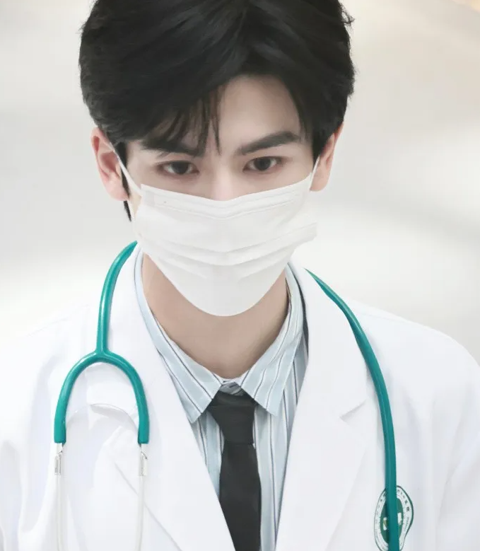 《爱你》爱奇艺即将播出！张凌赫领衔主演，医生造型帅出新高度，氛围感超甜~