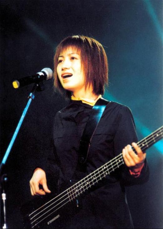 她被恩师捧到春晚4次，后却被欺骗感情，星途尽毁，至今无人敢娶