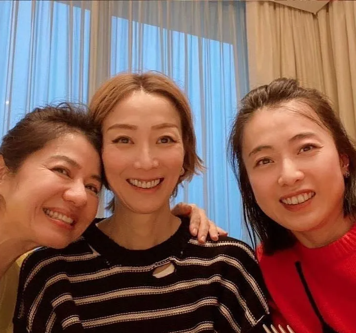 郑秀文、钟楚红为甘比庆祝45岁生日，独特造型的蛋糕和郑秀文的搞怪表情亮了！