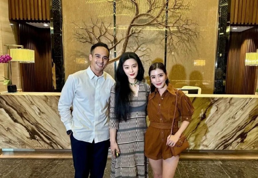 43岁范冰冰跻身马来西亚上流社会,与顶级富豪聚餐,拍照站C位!