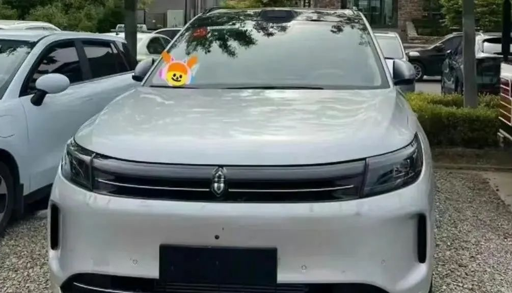 新问界M7实车，前脸重新设计，竞争理想L7，这颜值你打几分？