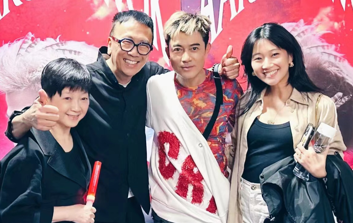 方媛带俩女儿看郭富城演唱会,无遮挡任人拍照,6岁长女美得要命