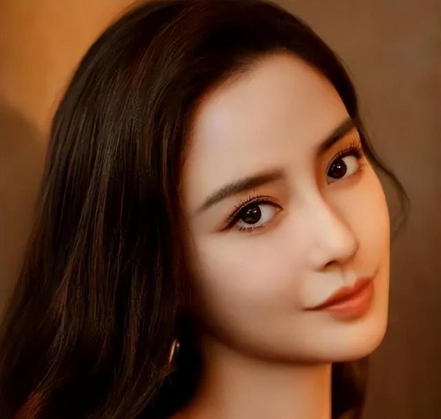 杨颖18岁在日本照片曝光,大口啃雪糕毫无形象,是否医美一看便知