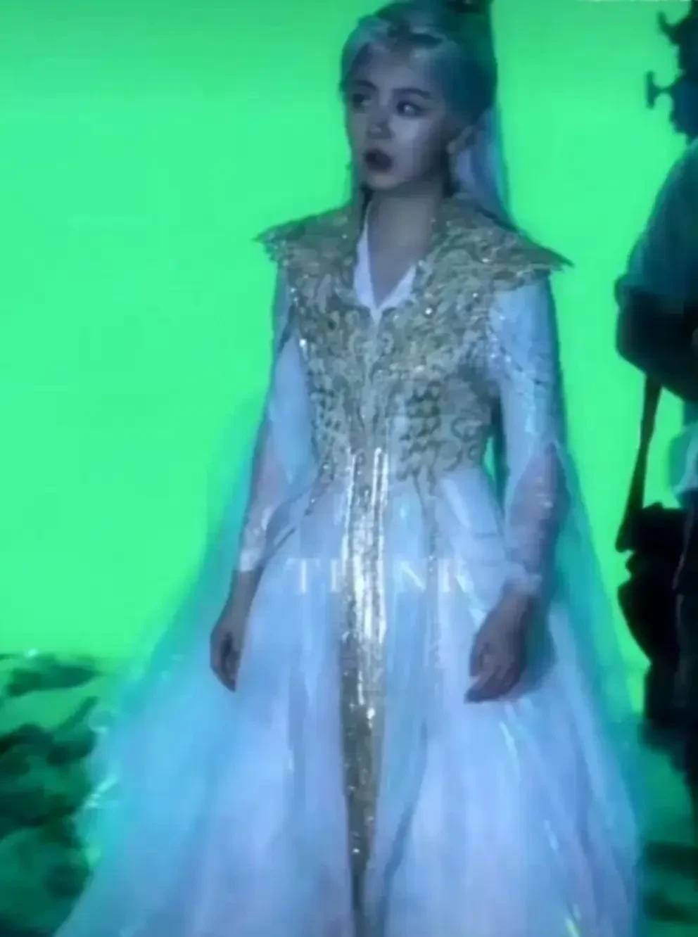 谭松韵演仙侠剧被喷！网友：身材比例真的很差，一头白发不伦不类