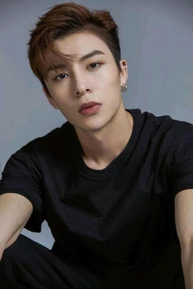 曝43岁阿娇私生活混乱！聊多个小男友，床照泄露，聊天记录也曝光