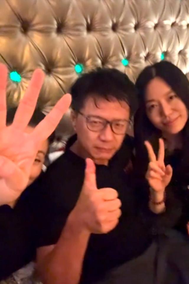 段奕宏参加中戏94班30周年聚会,新发型超抢镜,还和陶虹坐在一起