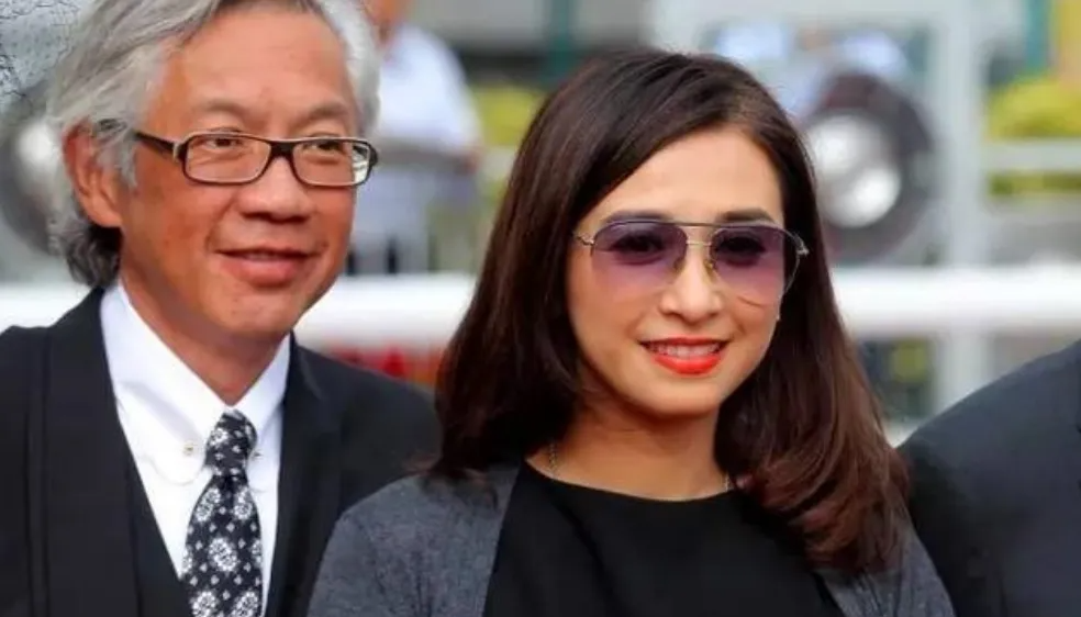 嫁百亿富豪被独宠30年,丈夫睡梦中去世后,港星吴婉芳怎么样了?