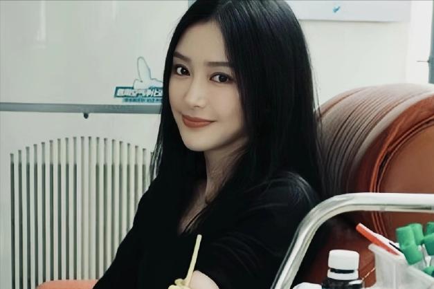 秦岚有多美?上学时长得漂亮被男生尾随,刘芸:追她的人太多了!