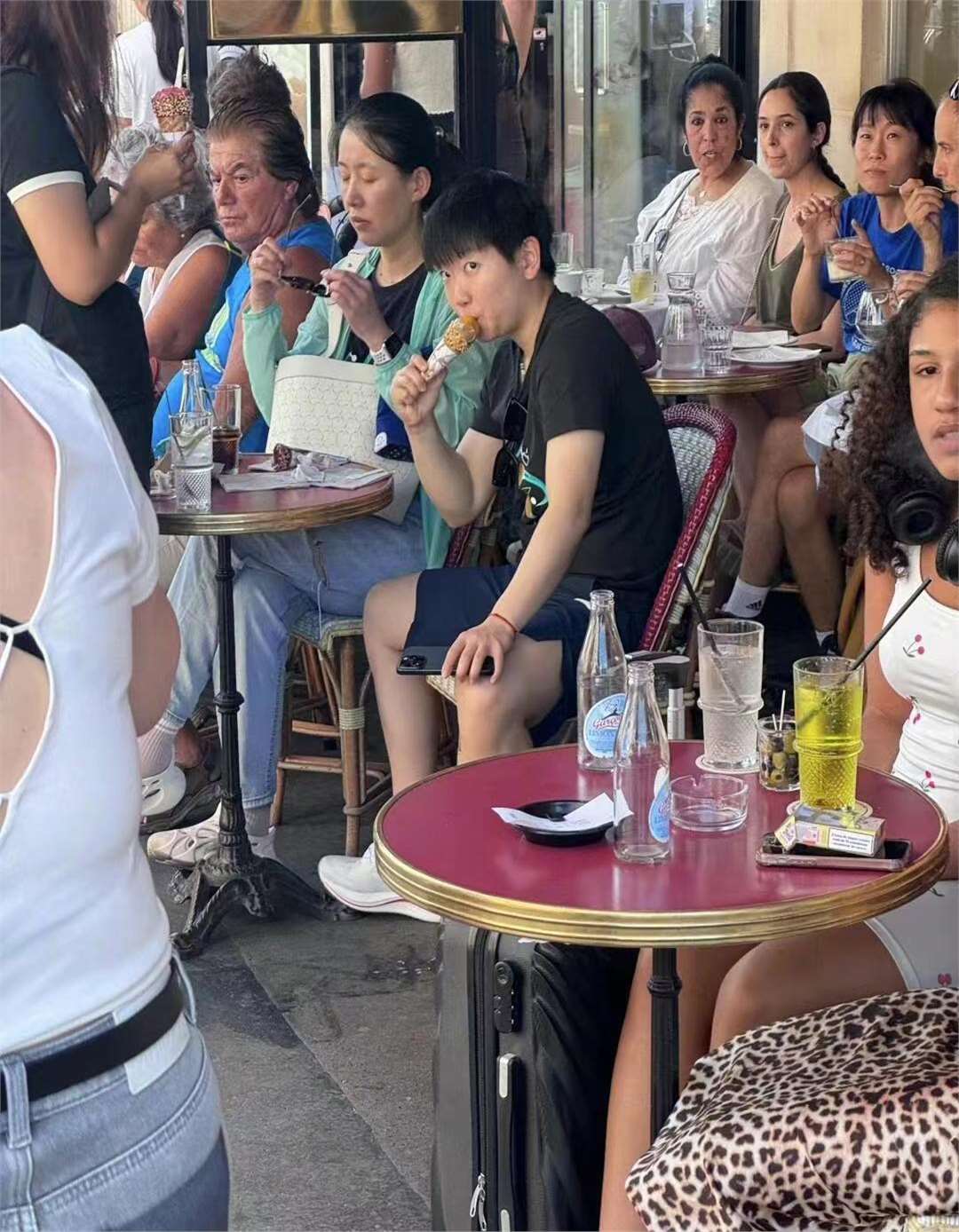 孙颖莎在巴黎街头吃冰淇淋,袜子穿反了,脸上的落寞表情令人心疼