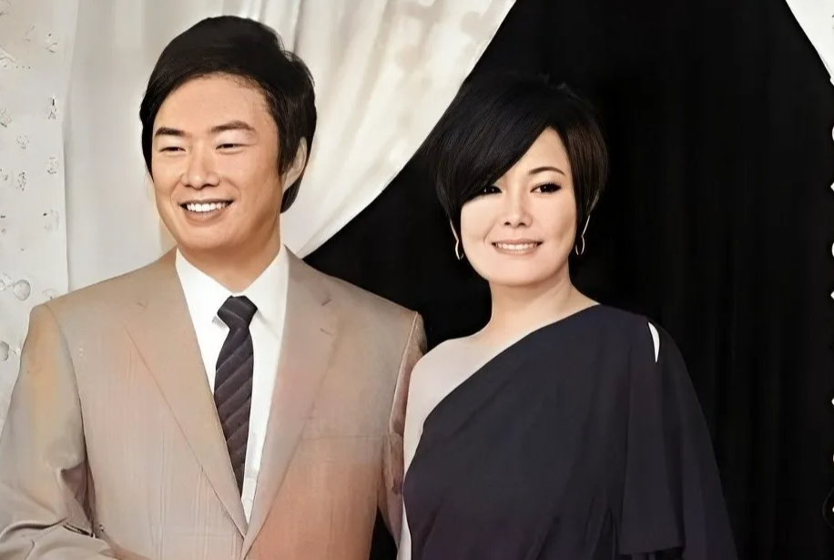 事实证明，67岁无妻无子的费玉清，已经踏上了另一条人生大道