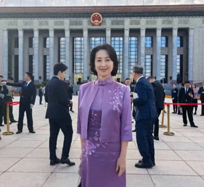 何超琼用一件紫色旗袍，彻底向外界证明，陈百强就是她的此生挚爱