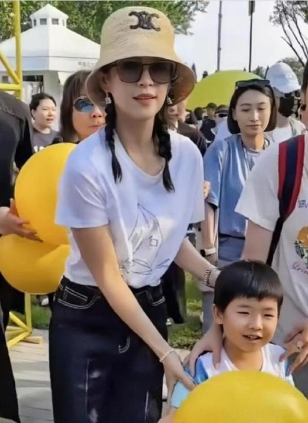 章子怡出席Tiffany晚宴,46岁美貌回春肩臀比绝佳,但人却卑微了