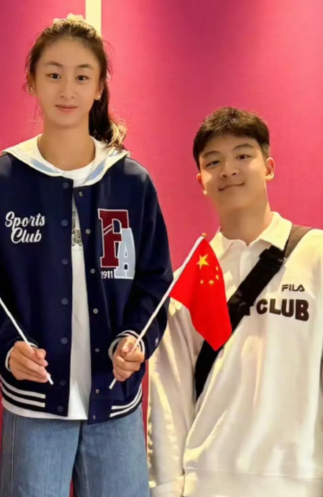 田亮一家巴黎看奥运,姐姐梳马尾气质清丽,12岁弟弟个子好魁梧