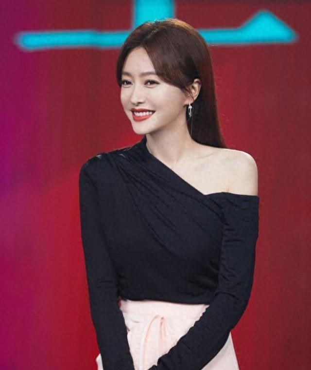 44岁秦岚不结婚不生子，与小9岁小鲜肉热恋，凭什么活得这么爽？