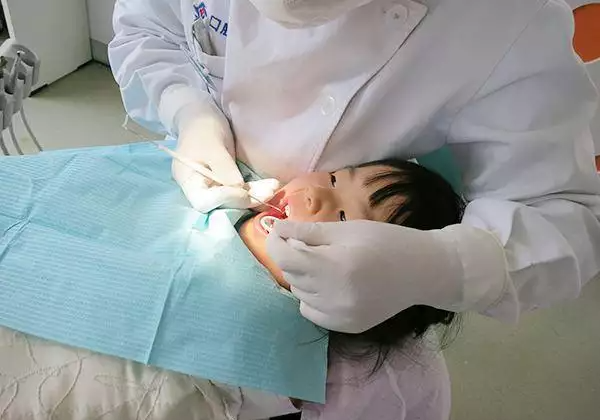 牙缝长出“黑石头”又脏又臭？牙医教我“小妙招”，脏牙垢哔哔掉