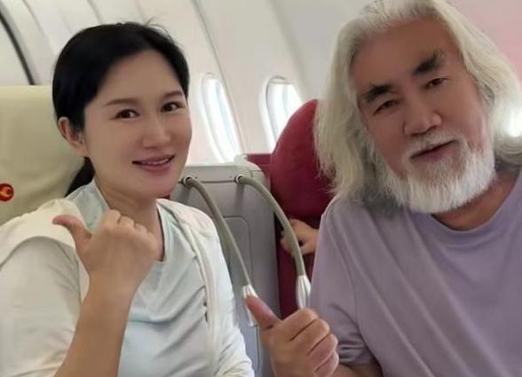 73岁张纪中给娇妻涂妊娠油,双手粗糙老年斑明显,网友:恶心坏了