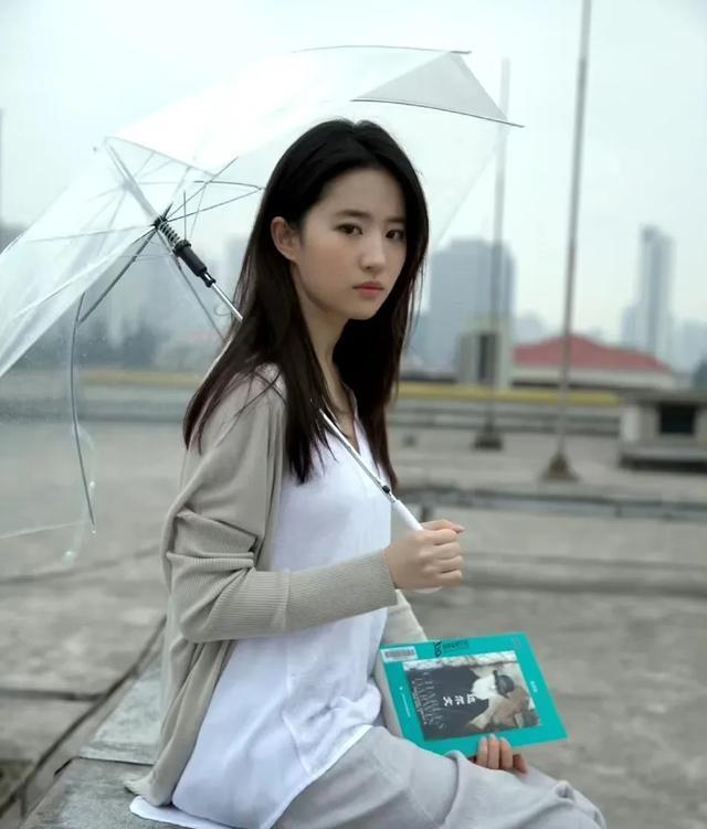 伊能静发小作文猛夸刘亦菲和黄亦玫，文笔感人，果然女人最懂女人