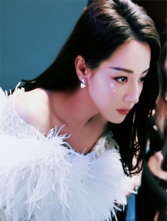 没想到，捂胸争议过去仅仅一年，迪丽热巴就以这种姿态出现