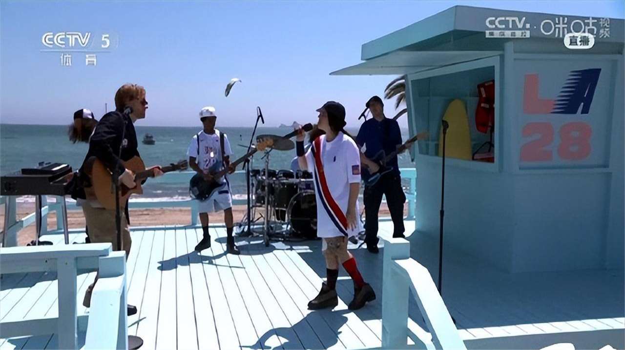 孙颖莎轻吹圣火熄灭，阿汤哥遭粉丝热吻，张艺谋看闭幕式眼泛泪光