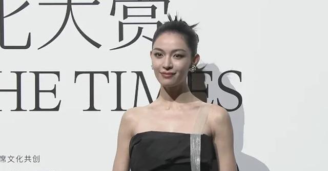 阿那亚这一夜:杨幂秀事业线,佟丽娅独有韵味,姚晨总裁范成亮点