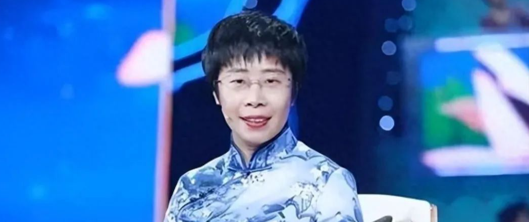 蒙曼这辈子是嫁不出去了!硬伤有两个,一个是岁数;另一个是长相