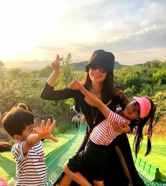 汪峰为儿女接机,8岁醒宝伸手讨抱超热情,儿子见到爸爸好淡定