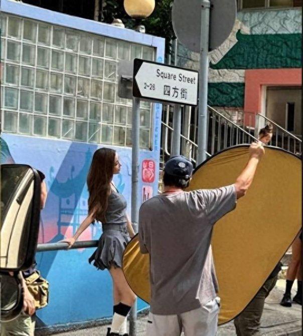 拍廉价广告沦为直播间陪衬,35岁干回“老本行”的杨颖,后悔了吗