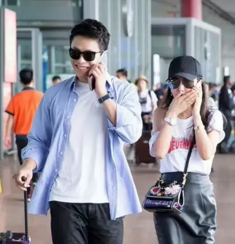 51岁李冰冰和29岁小男友走在一起,好养眼!