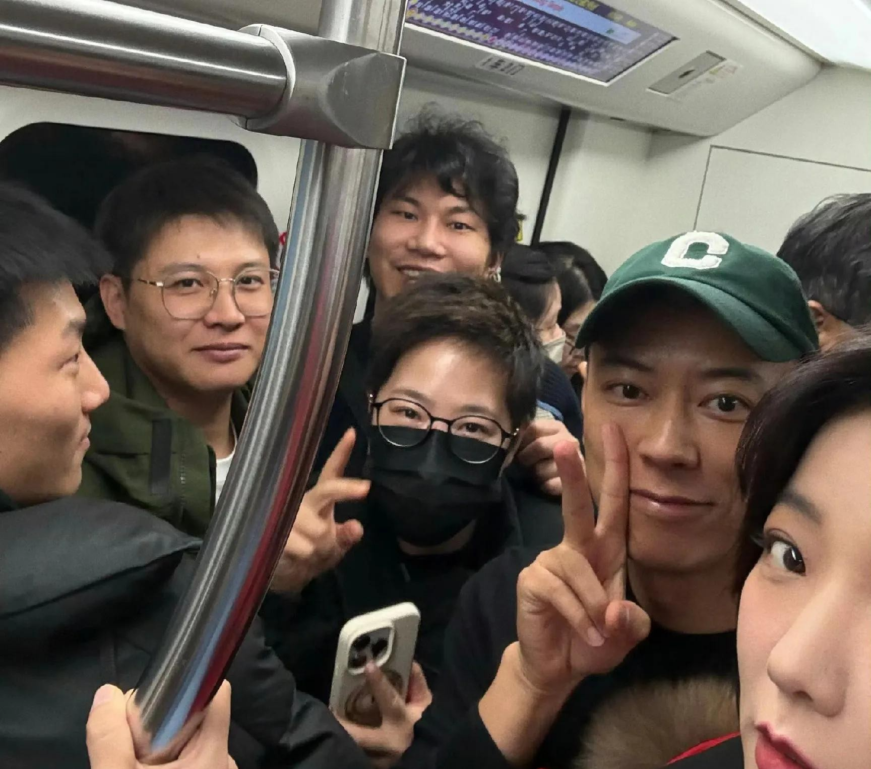 40岁王珞丹现身武汉坐地铁！颜值高身材好，和工作人员合影接地气