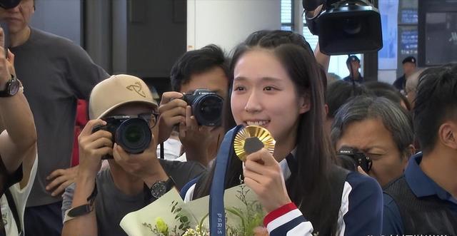 万万没想到，41岁的霍启山竟然以这种方式，成为了“全网焦点”！