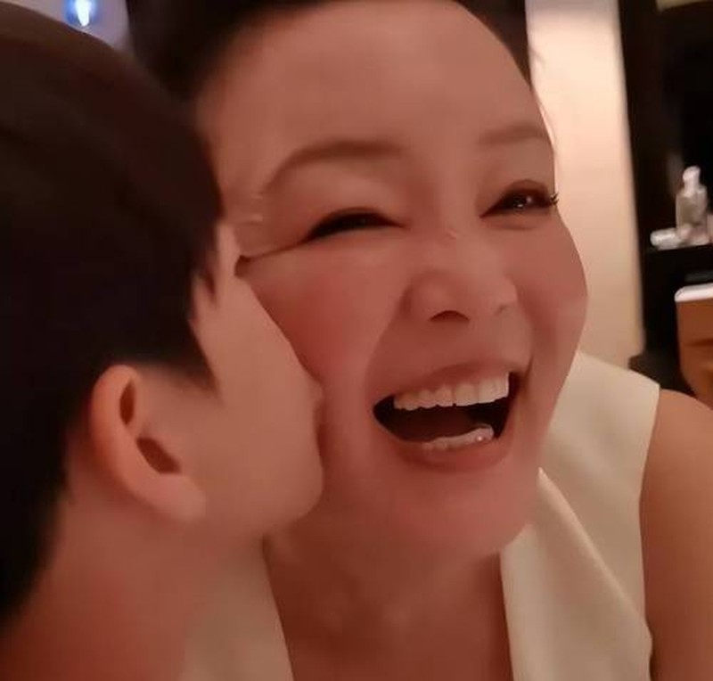 大S会吃醋吗？汪小菲晒全家福，小梅牵着玥儿的手灿笑