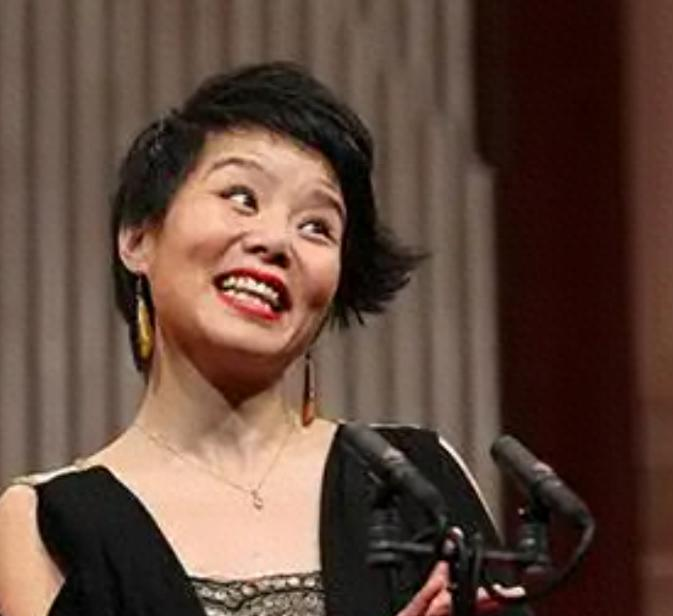 远嫁中国7年后再看秋瓷炫,突然明白为何屡传婚变,她却仍不离婚