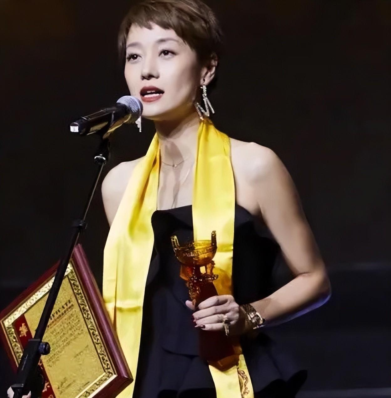 看到梁静陪女儿参加走秀后,才懂马伊琍当年的精明,林心如说对了