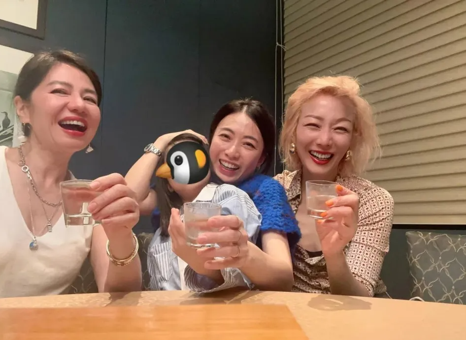 郑秀文、钟楚红为甘比庆祝45岁生日，独特造型的蛋糕和郑秀文的搞怪表情亮了！