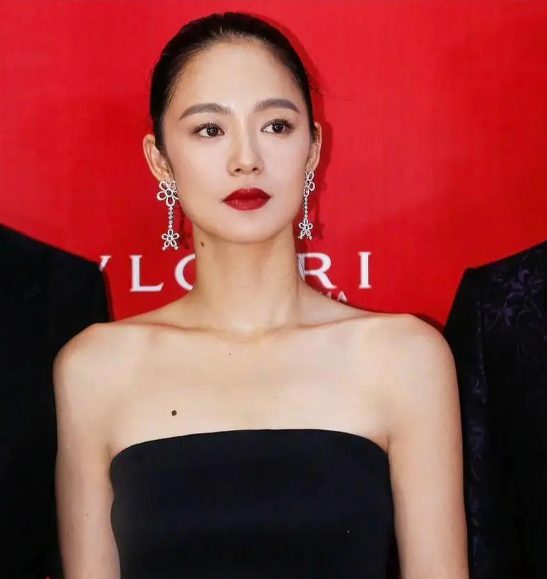 脑门都不敢露就别尬吹美人了,扛得住“大光明”发型,才是真神颜