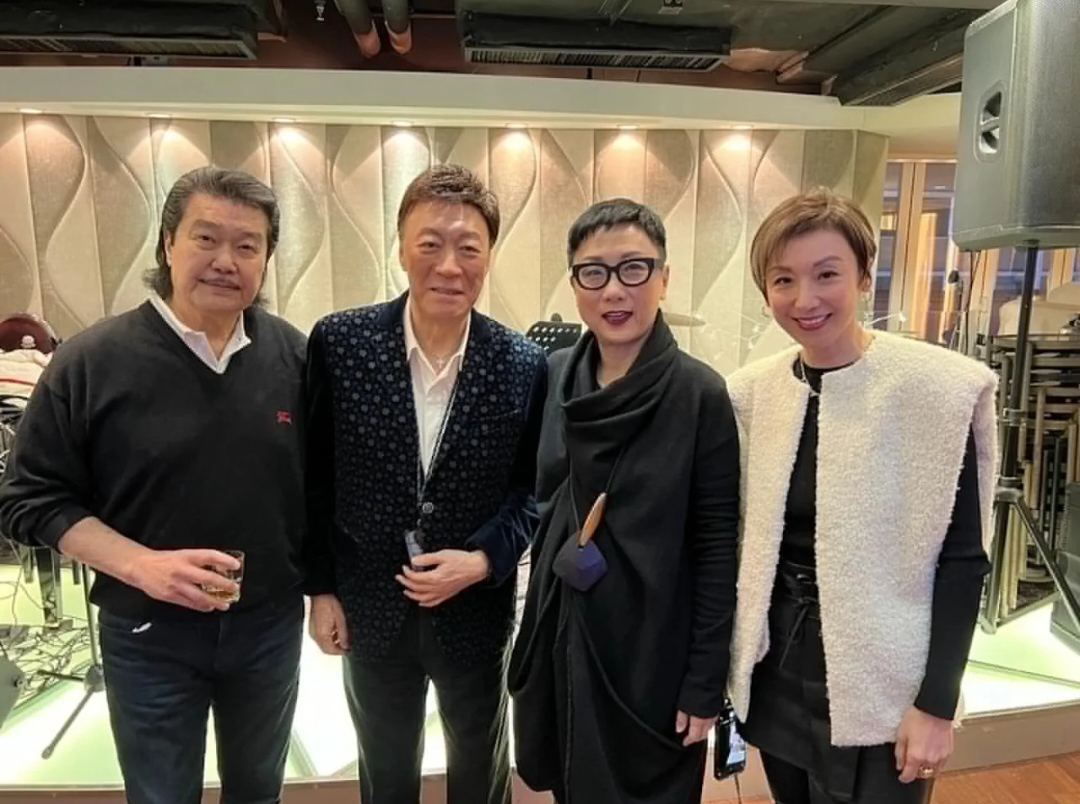 多位港星酒楼聚会，81岁许冠文老当益壮，叶子楣曲线依旧傲人