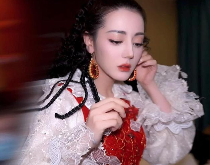 迪丽热巴|没想到迪丽热巴这么敬业，央视春晚导演透露，热巴在舞台上摔骨裂