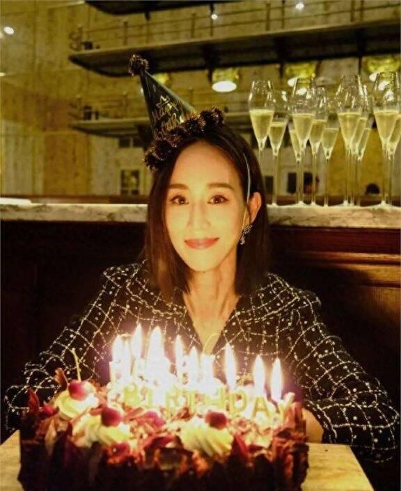 4位“脸美手丑”的明星:看脸美如花,伸手就尴尬,个个反差大