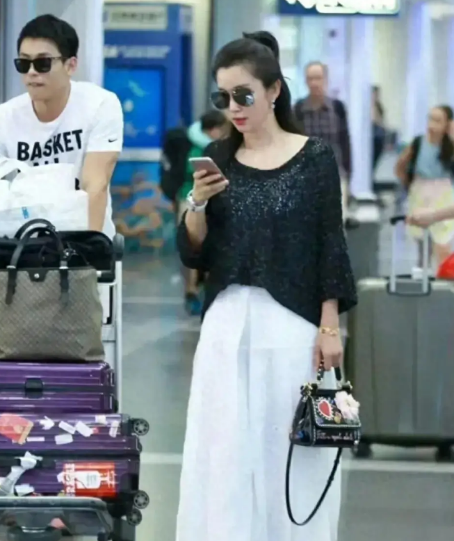 51岁李冰冰和29岁小男友走在一起,好养眼!