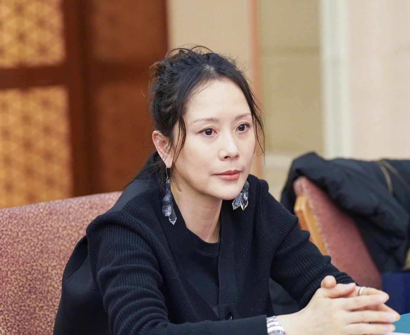 张曼玉说的太对，从断崖式衰老的海清身上，看到娱乐圈残酷的现实