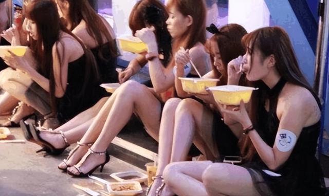 横店群演们为了一个角色挤破头,宁愿月薪三千不愿上班