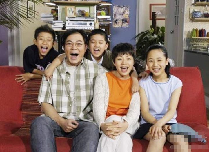 吸引小26岁关晓彤同学,让美女演员未婚生子,52岁高亚麟凭什么?