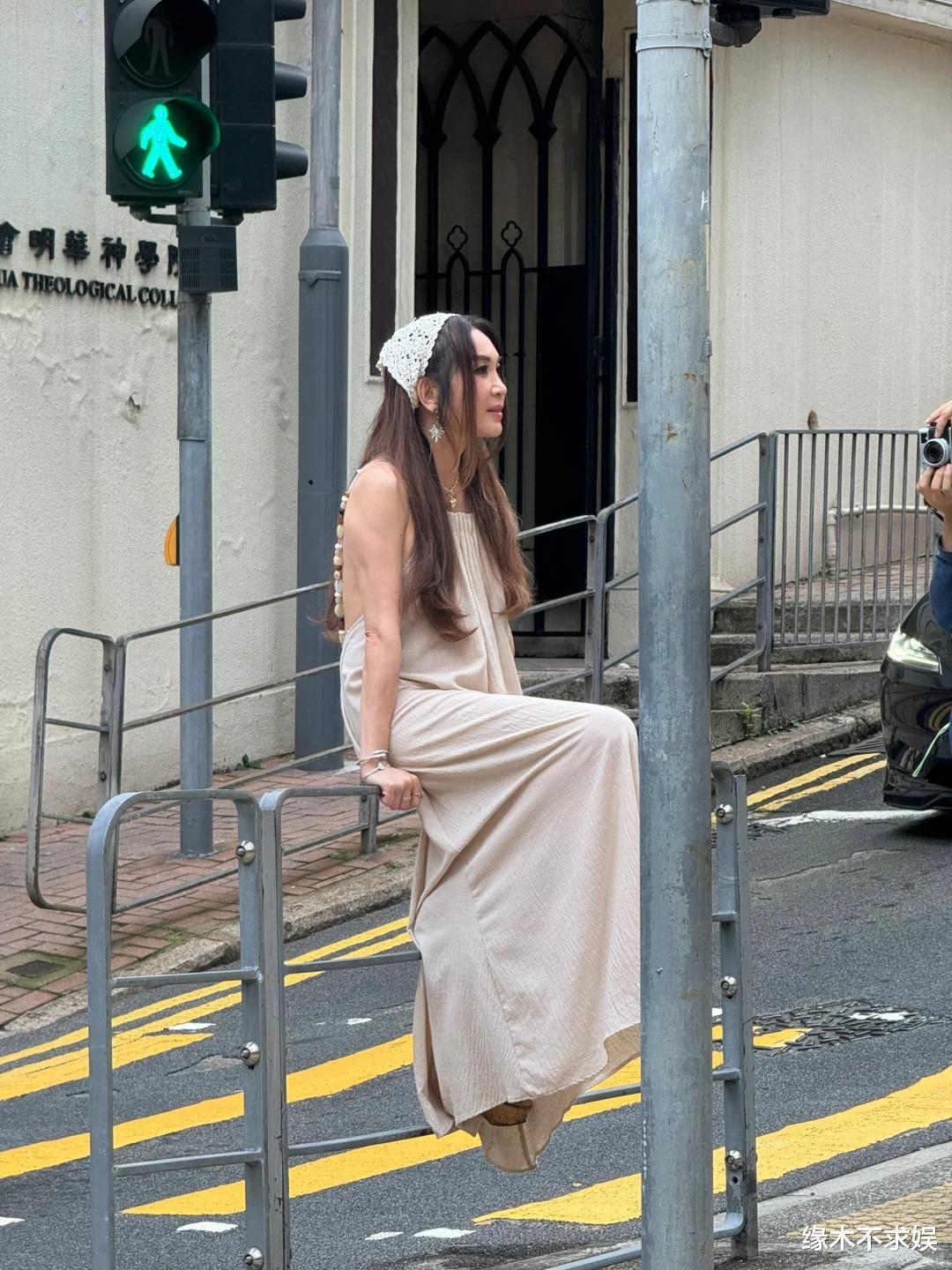 57岁温碧霞近照曝光，皮肤如树纹好沧桑，趴窗户拍照吓到网友！