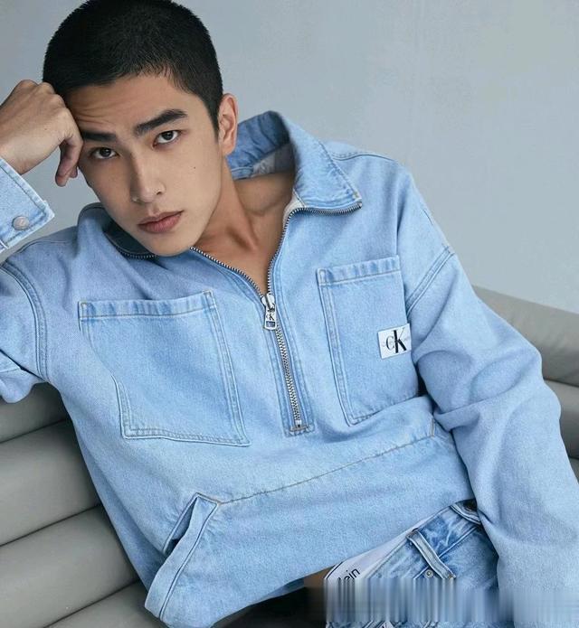 曾敬骅来自中国台湾的青年男演员，长相帅气迷人，演技精湛。