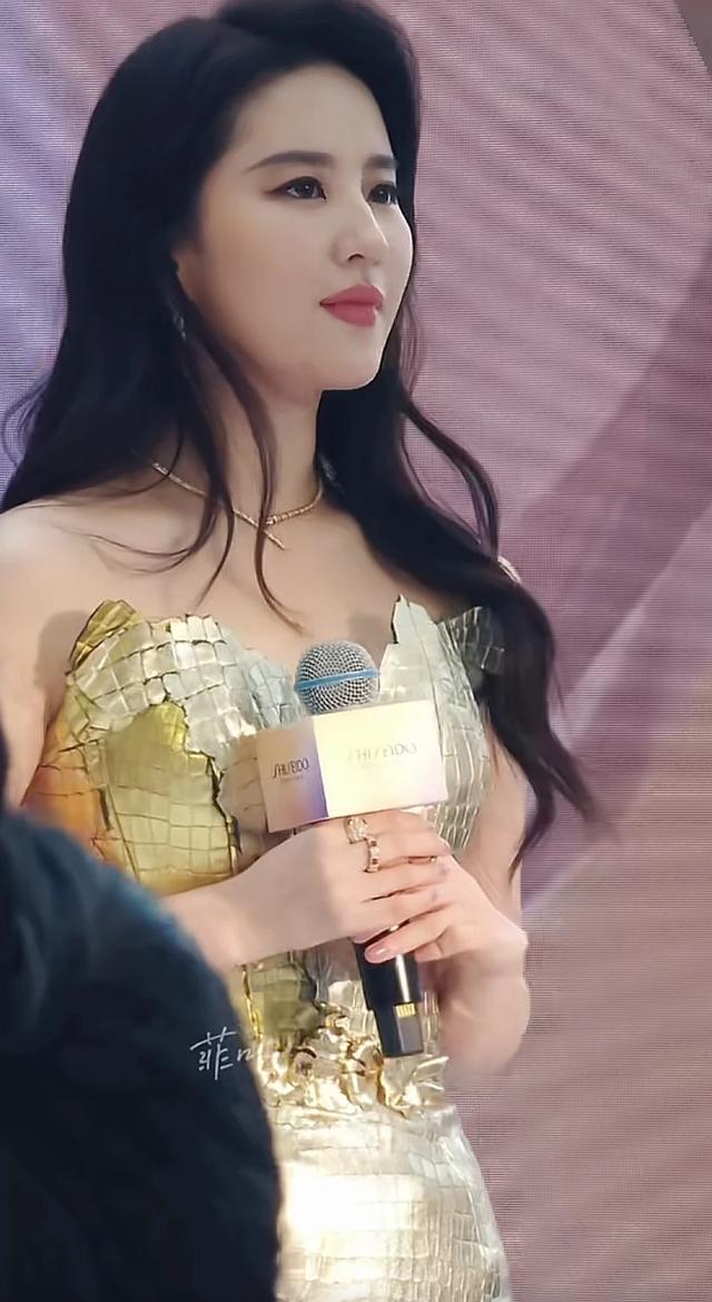 37岁刘亦菲三亚出席活动引热议,被指虎背熊腰,衣服也一言难尽!